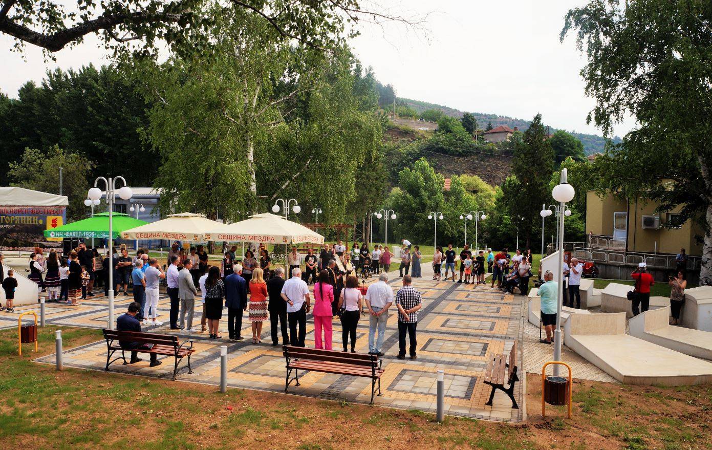  Новият площад в село Зверино 